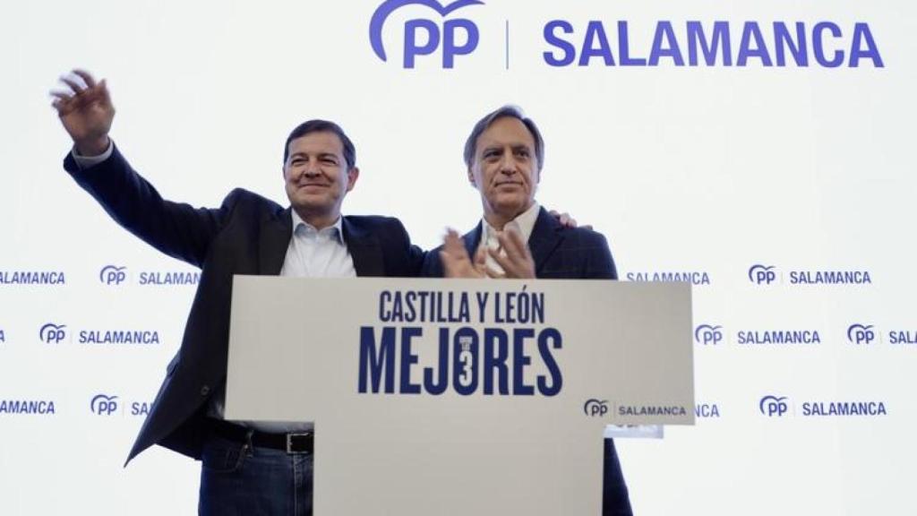 El presidente del Partido Popular de Castilla y León, Alfonso Fernández Mañueco, clausura la Junta Directiva del Partido Popular de Salamanca, junto al presidente provincial del partido, Carlos García Carbayo.