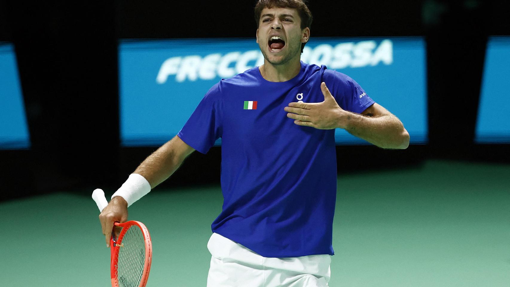 Flavio Cobolli celebra un punto en su partido de la Copa Davis.