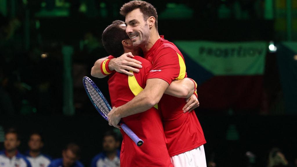 Granollers y Pedro Martínez se abran celebrando el pase de España a las semifinales.