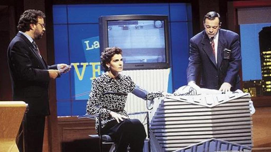 Antonia Dell'Atte en 'La máquina de la verdad' con Julián Lago.