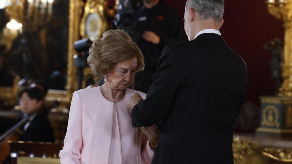 Felipe VI colocando el collar a su madre, la emérita Sofía.