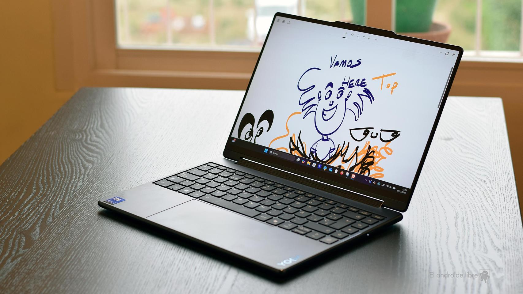 He probado el portátil de Lenovo ideal para creativos: gran pantalla y el Yoga Pen para desplegar todo nuestro arte