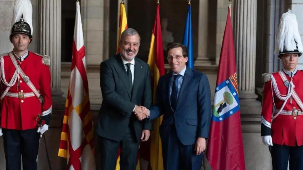 Jaume Collboni, alcalde de Barcelona, y José Luis Martínez Almeida, alcalde de Madrid, en el Ayuntamiento de la capital catalana, en julio de 2024.