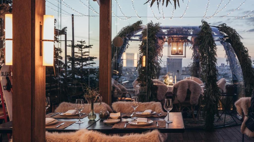El rooftop con los iglús del Bless Hotel Madrid.