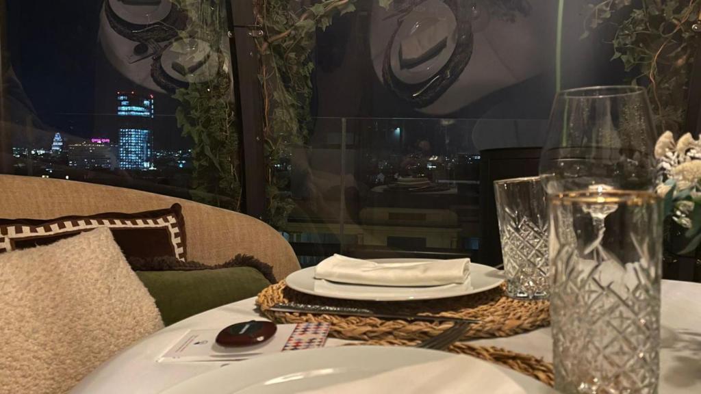 Cenando en uno de los iglús.