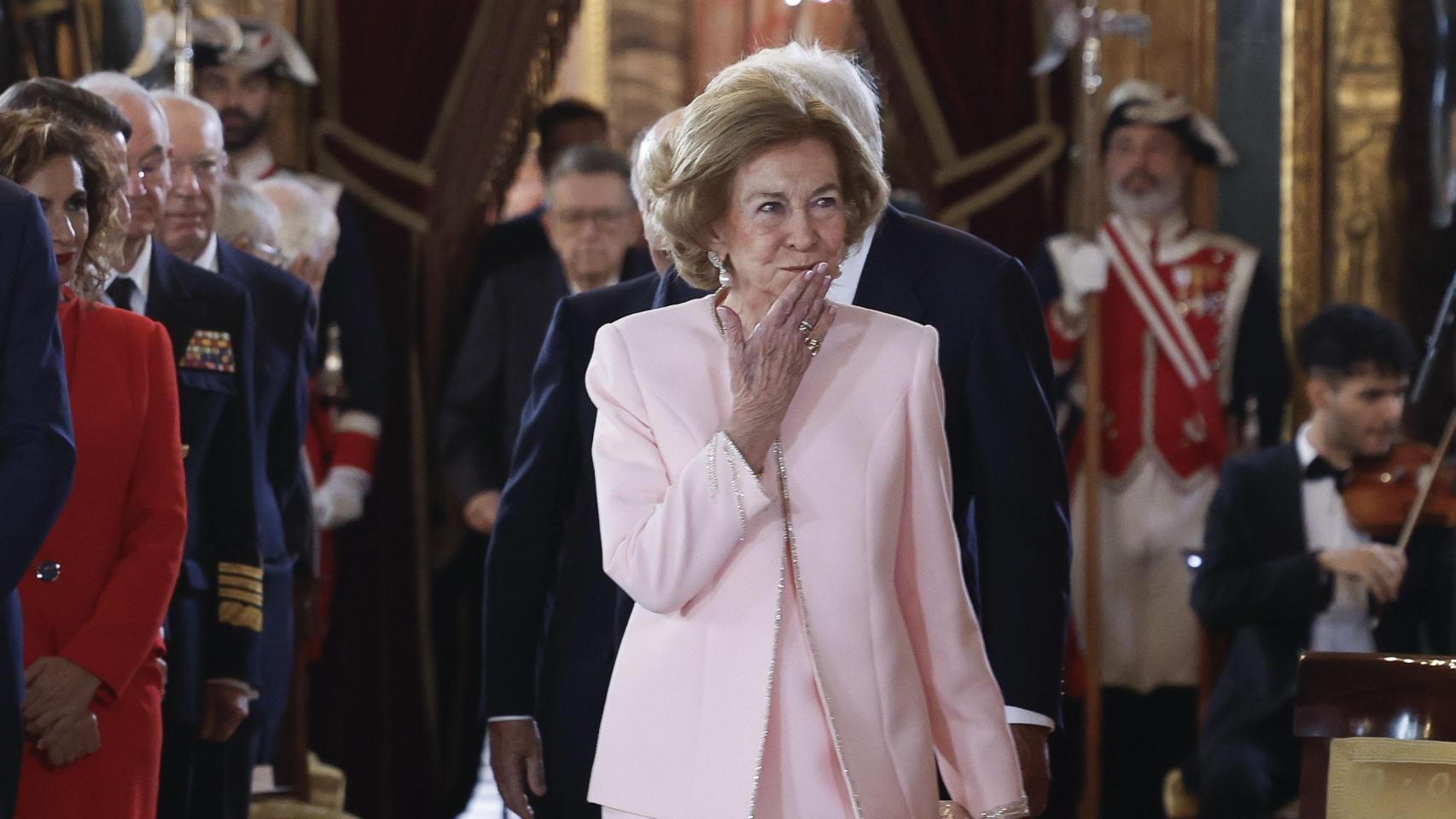 La madre de Felipe VI entrando en el Salón del Trono del Palacio Real.