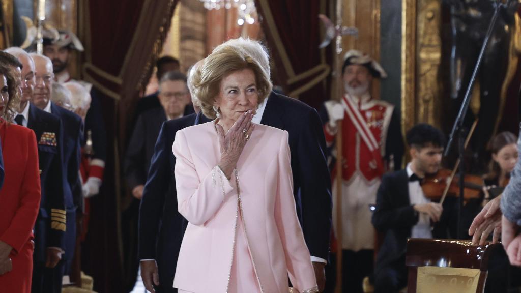 La madre de Felipe VI entrando en el Salón del Trono del Palacio Real.