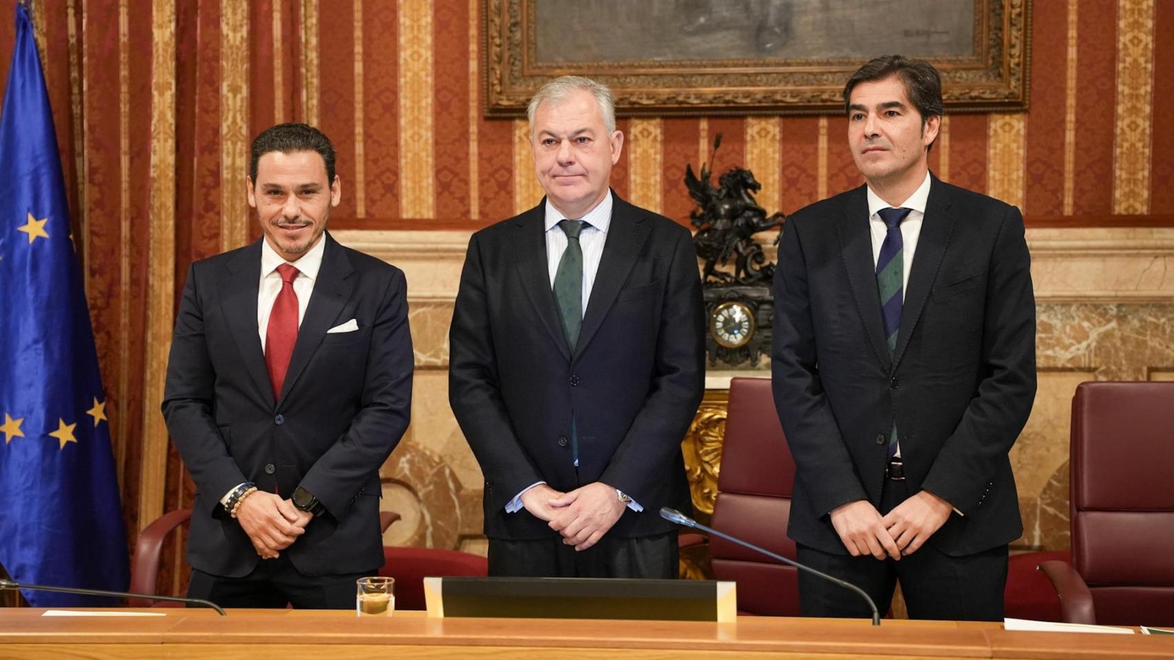 El alcalde de Sevilla, José Luis Sanz, junto con los presidentes del Sevilla FC y el Real Betis Balompié en la presentación de una campaña contra el acoso escolar en el Ayuntamiento de la ciudad.