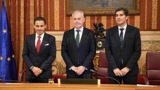 El alcalde de Sevilla, José Luis Sanz, junto con los presidentes del Sevilla FC y el Real Betis Balompié en la presentación de una campaña contra el acoso escolar en el Ayuntamiento de la ciudad.