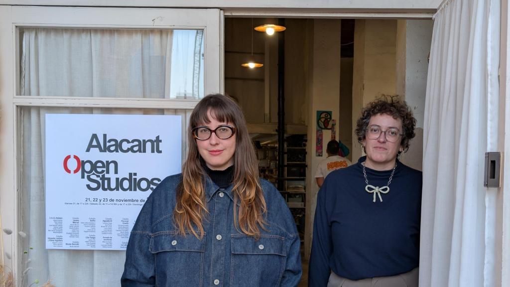 Andrea Moreno y Loli Moloni, en la puerta del local que tendrán que dejar por la presión inmobiliaria.