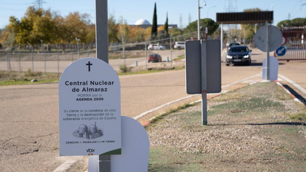 Vox ergue lápides em frente à central nuclear de Almaraz para protestar contra o seu encerramento.