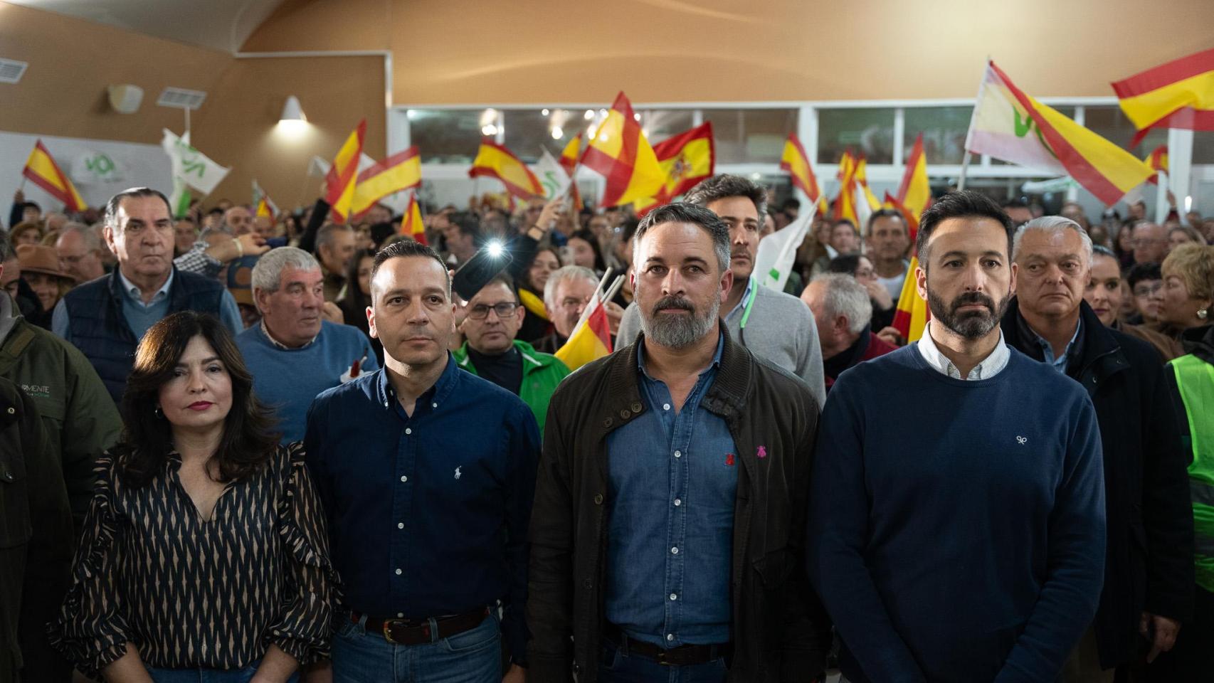El candidato de Vox en Extremadura, Óscar Fernández (izq), junto al presidente del partido, Santiago Abascal, en un acto en Navalmoral de la Mata (Cáceres).
