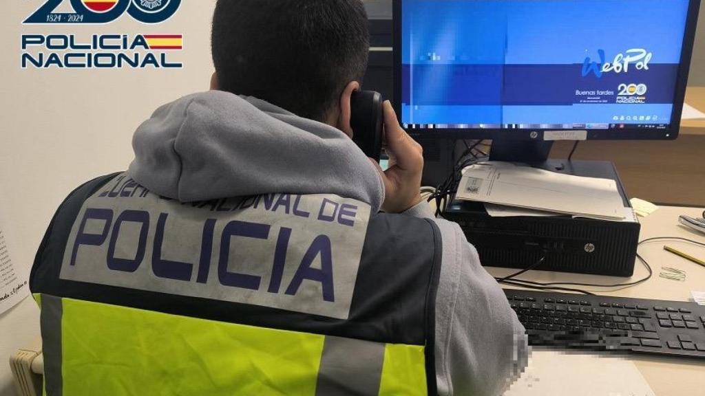 Un agente de la Policía Nacional.