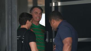 El expresidente de Brasil, Jair Bolsonaro, en la puerta de su casa durante su arresto domiciliario en noviembre.