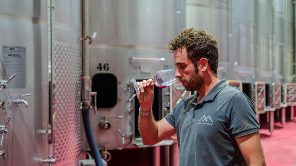 Antonio Serrano examinando un vino.