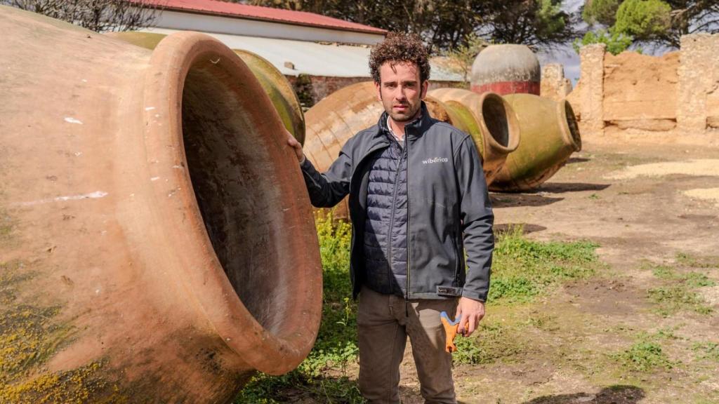 Antonio Serrano junto a varias de las tinajas que emplea para hacer vino en Villarrobledo (Albacete).