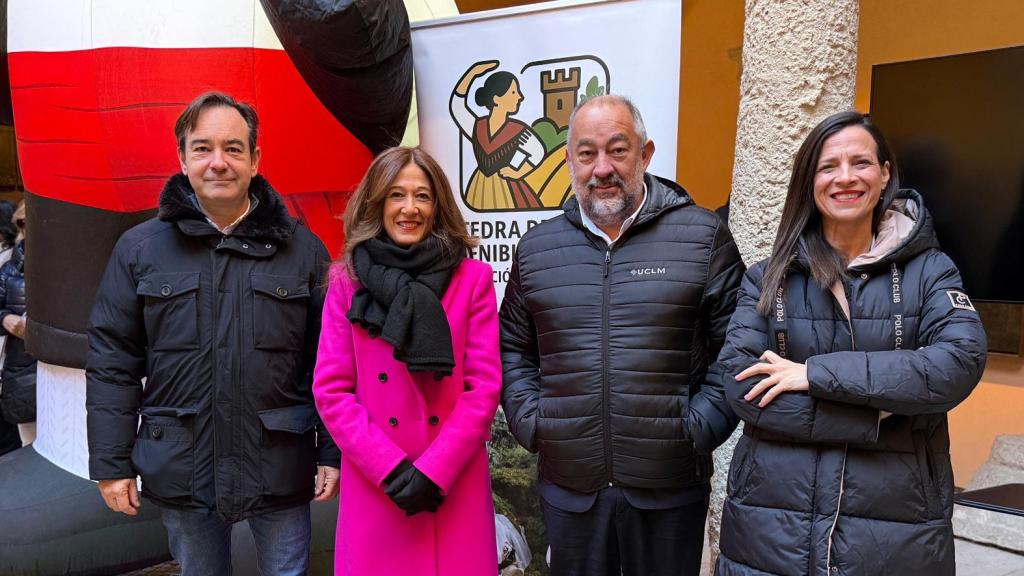La diptuada de Turismo junto al rector de la UCLM, al director de la Cátedra y a su director.