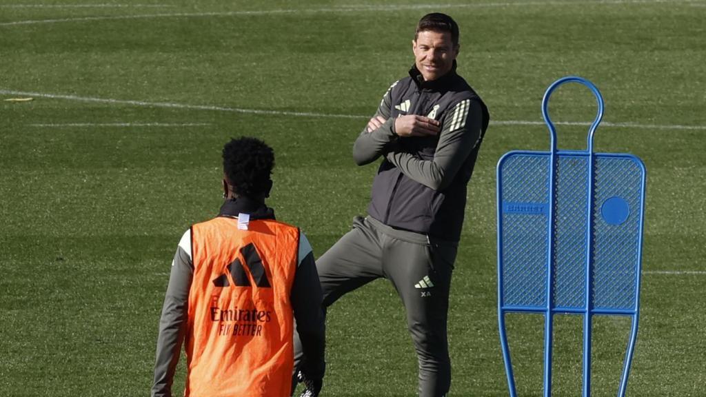 Xabi Alonso, junto a Vinicius en el entrenamiento del Real Madrid