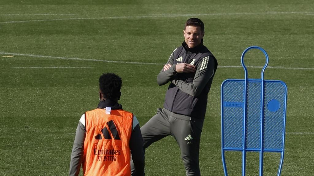 Xabi Alonso, junto a Vinicius en el entrenamiento del Real Madrid