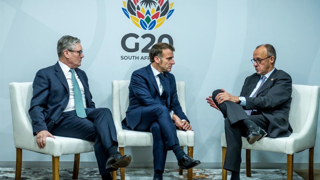 De izquierda a derecha: el primer ministro británico, Keir Starmer, junto con su homólogo francés, Emmanuel Macron, y alemán, Friedrich Merz.