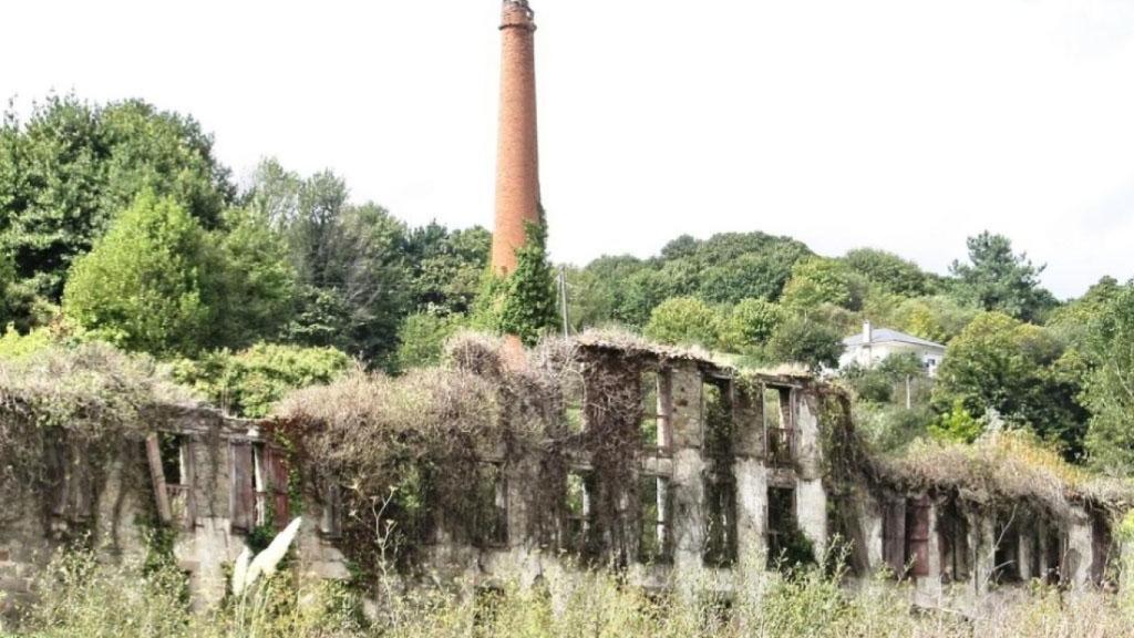 Ruinas de la fábrica de curtidos en que se instaló el campo de concentración de Betanzos. https://www.asociacionbuxa.com/