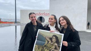 Un grupo de amigas visita la esposición de la Fundación Marta Ortega