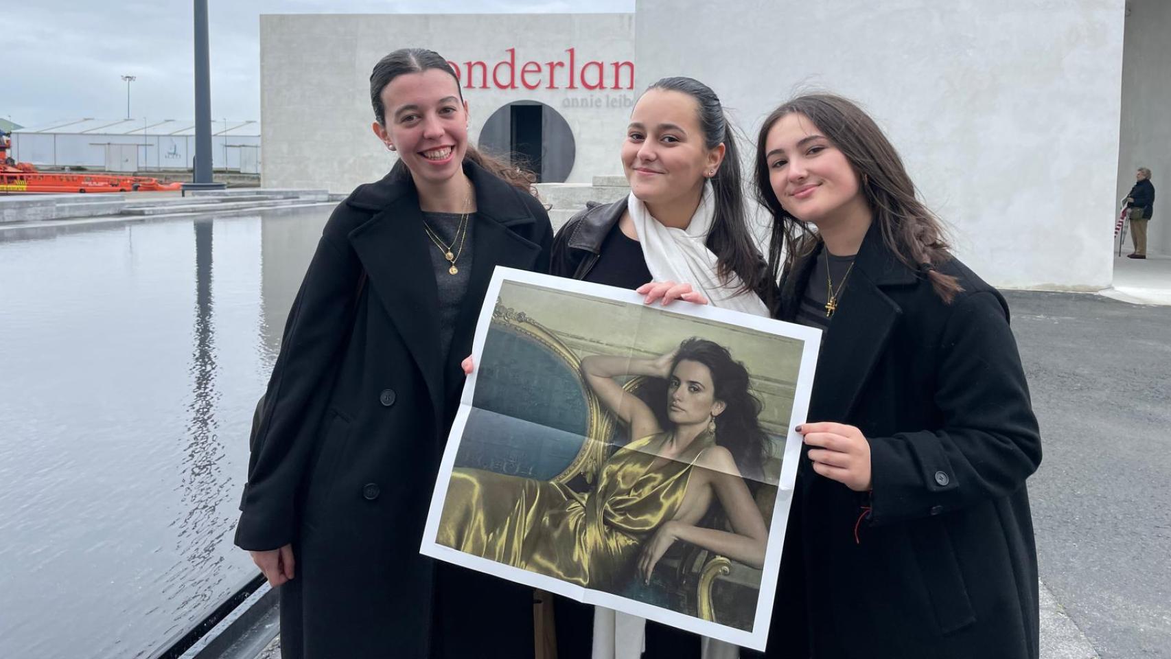 Un grupo de amigas visita la esposición de la Fundación Marta Ortega