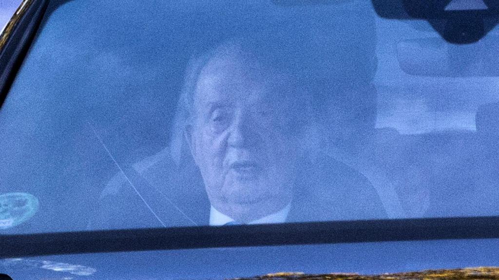 O Rei Juan Carlos ao chegar ao Palácio do Pardo neste sábado, 22 de novembro.