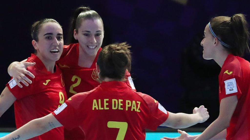 Las jugadoras de la selección española femenina de fútbol sala celebran un gol en el Mundial