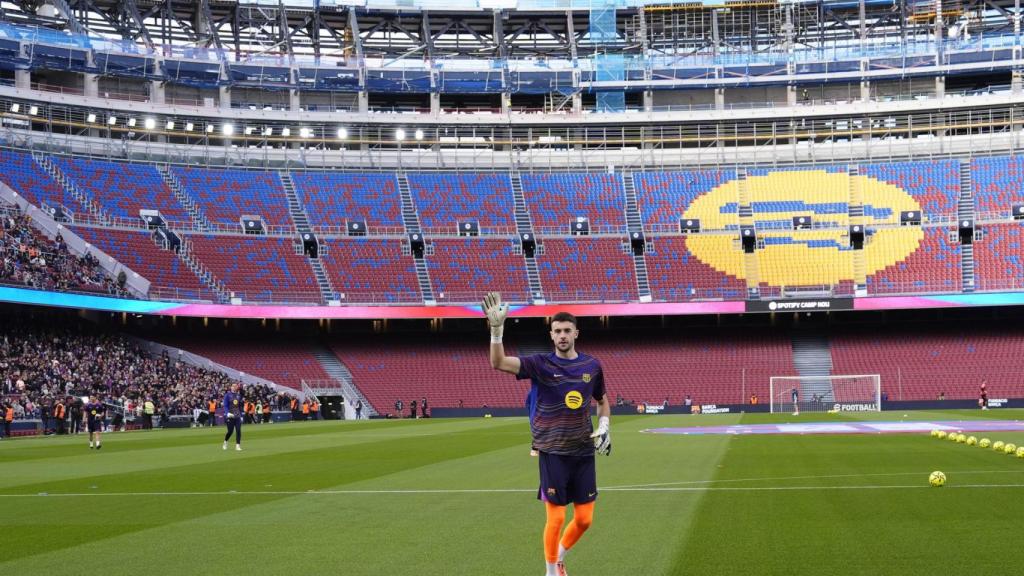 Joan García, calentando en el Camp Nou