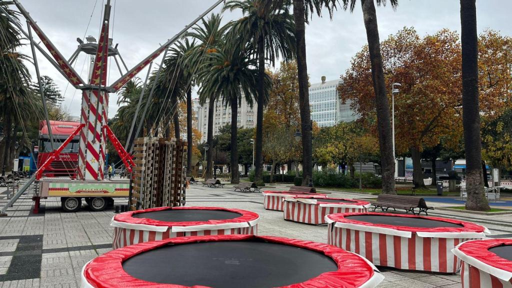 Montaje de atracciones en los Jardines de Méndez Núñez