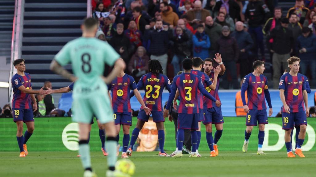 Los jugadores del Barça celebran el gol de Ferran Torres en el partido.