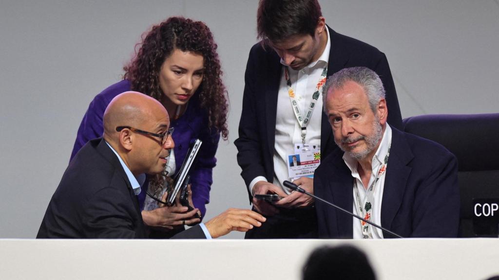 El presidente de la COP30, André Correa do Lago, habla con el secretario ejecutivo de la Convención Marco de Naciones Unidas sobre Cambio Climático, Simon Stiell, antes de la sesión plenaria final.