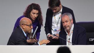 El presidente de la COP30, André Correa do Lago, habla con el secretario ejecutivo de la Convención Marco de Naciones Unidas sobre Cambio Climático, Simon Stiell, antes de la sesión plenaria final.