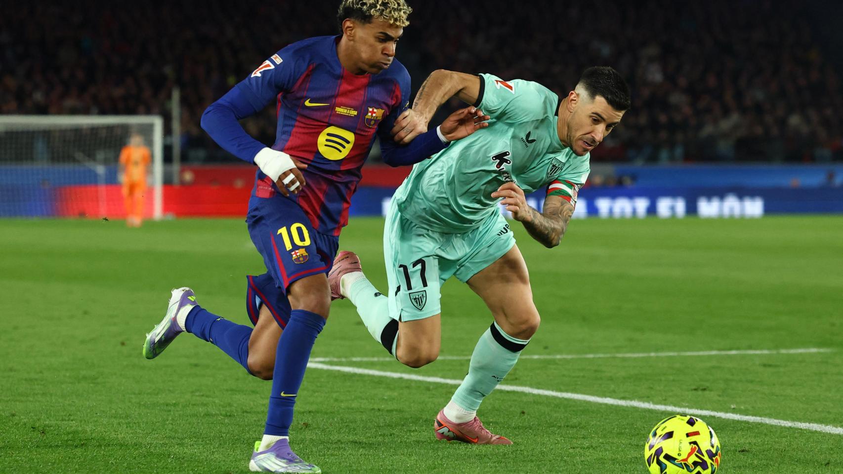 Lamine Yamal, en una acción con Yuri Berchiche.