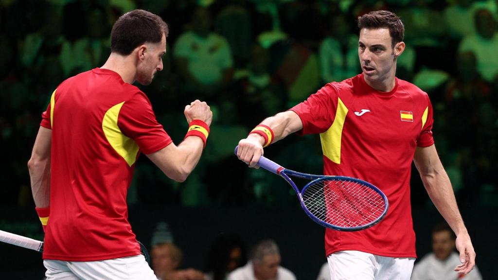 Pedro Martínez y Marcel Granollers celebran un punto en el partido de dobles ante Alemania.