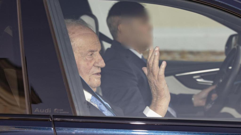 El rey Juan Carlos abandona el Palacio de El Pardo tras el almuerzo histórico con su familia.