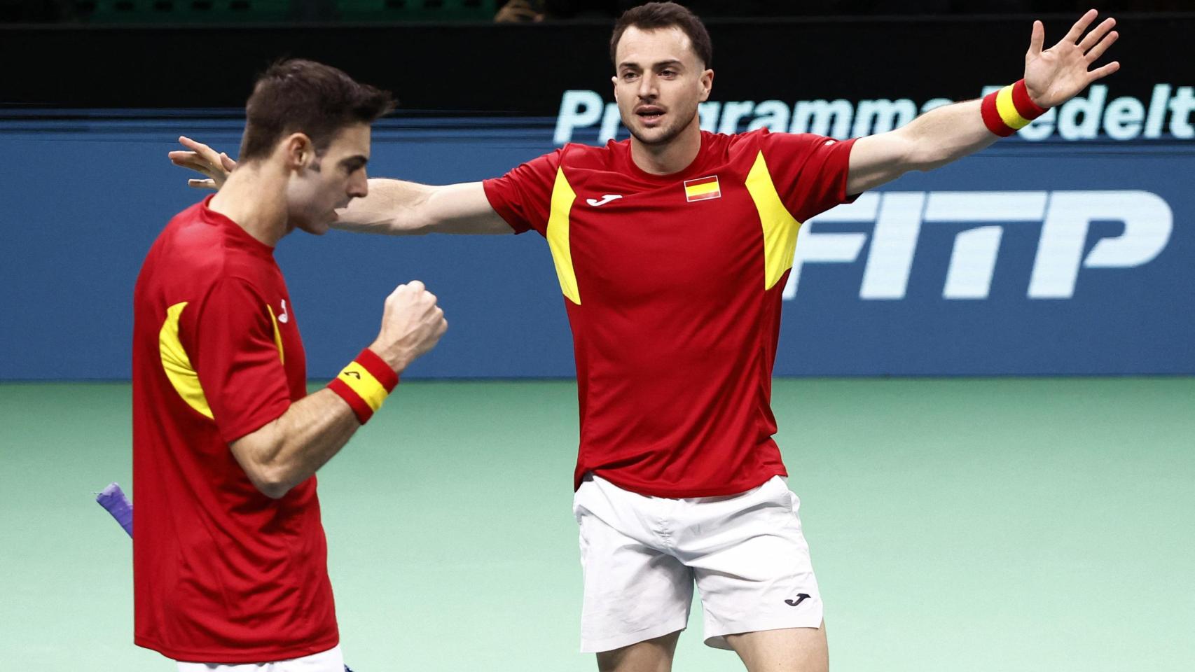 Pedro Martínez y Marcel Granollers celebran un punto en el partido de dobles ante Alemania.