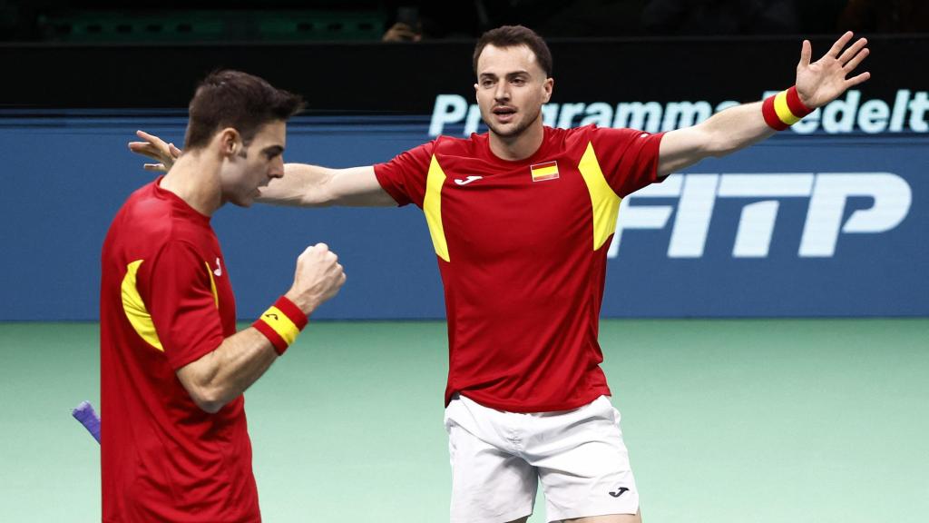 Pedro Martínez y Marcel Granollers celebran un punto en el partido de dobles ante Alemania.