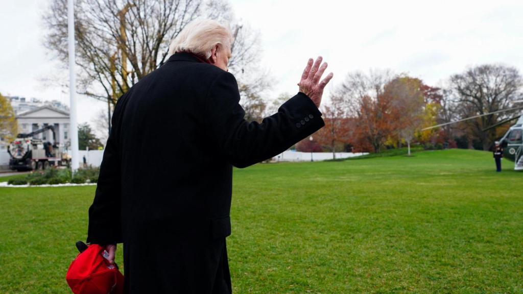 El presidente de EEUU, Donald Trump, se marcha tras hablar con la prensa este sábado en la Casa Blanca