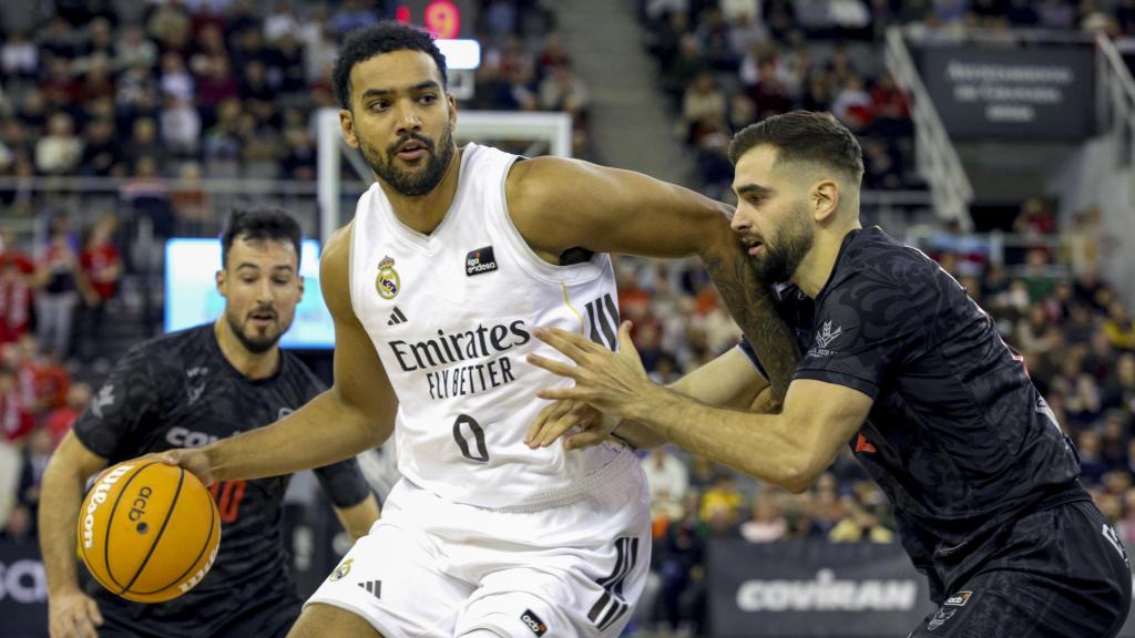 Trey Lyles, presionado por Jovan Kljacic durante el partido.