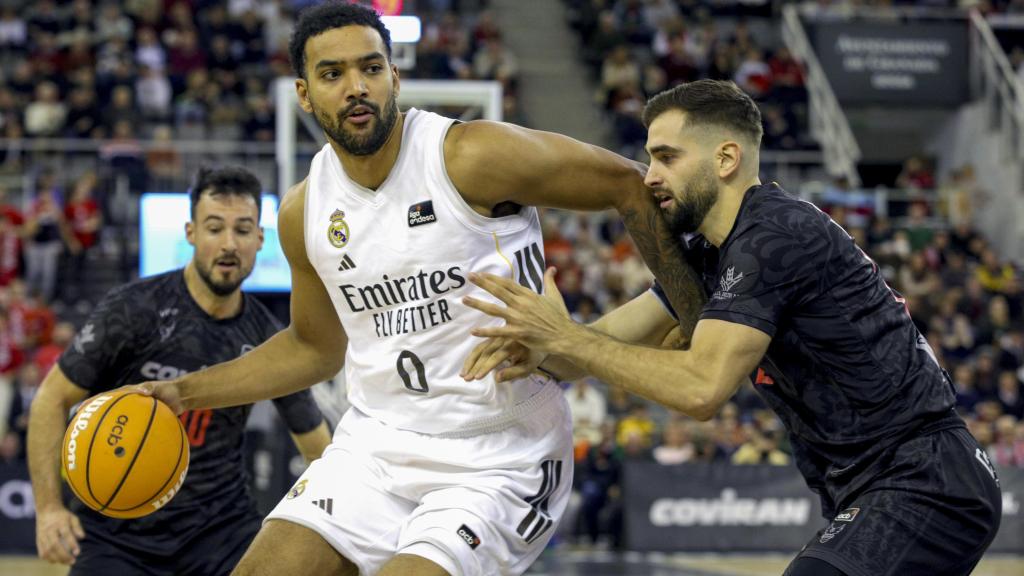 Trey Lyles, presionado por Jovan Kljacic durante el partido.