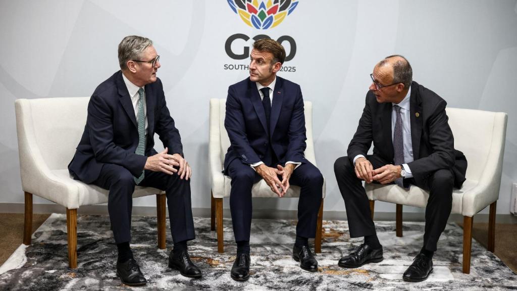 De izquierda a derecha; Keir Starmer, primer ministro de Reino Unido; Emmanuel Macron, presidente de Francia; y Alexander Stubb, presidente de Finlandia; en Johannesburgo.