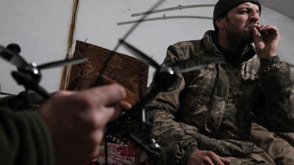 Soldados ucranianos de la 68 Brigada preparan drones FPV de ataque para una misión desde su posición de combate, dentro de Pokrovsk.
