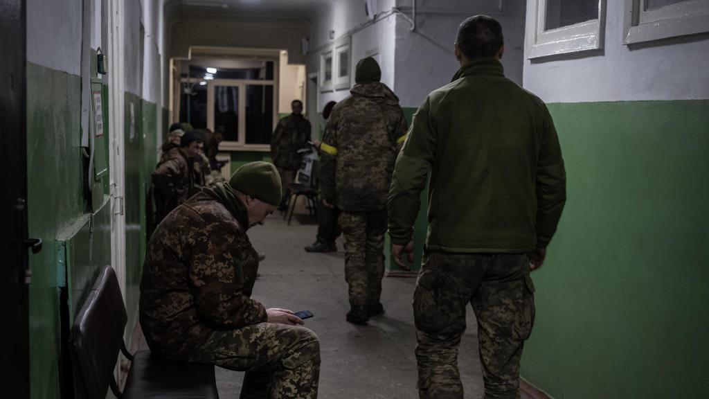 Soldados ucranianos heridos en el frente de Pokrovsk, dentro de un hospital militar de la región.