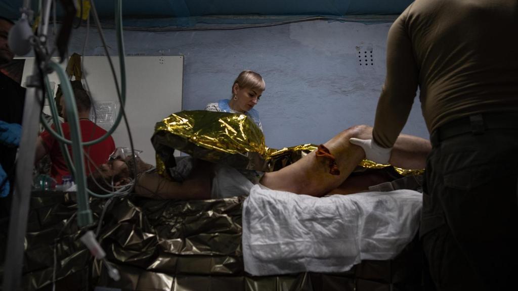 Un soldado ucraniano herido en Pokrovsk es atendido en el punto de estabilización médica de la 14 Brigada de la Guardia Nacional.