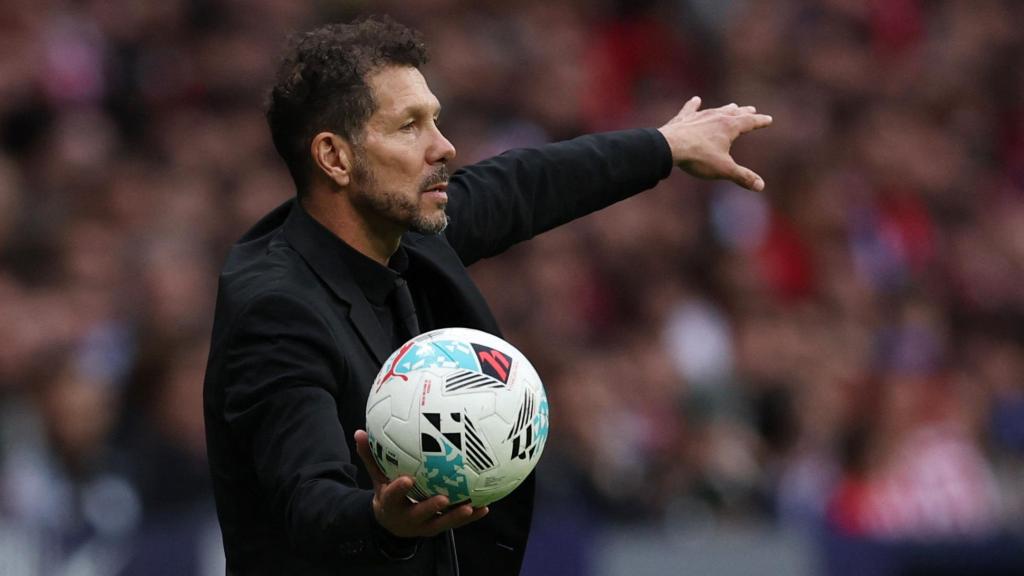 Simeone da instrucciones a sus jugadores durante el partido ante el Sevilla.