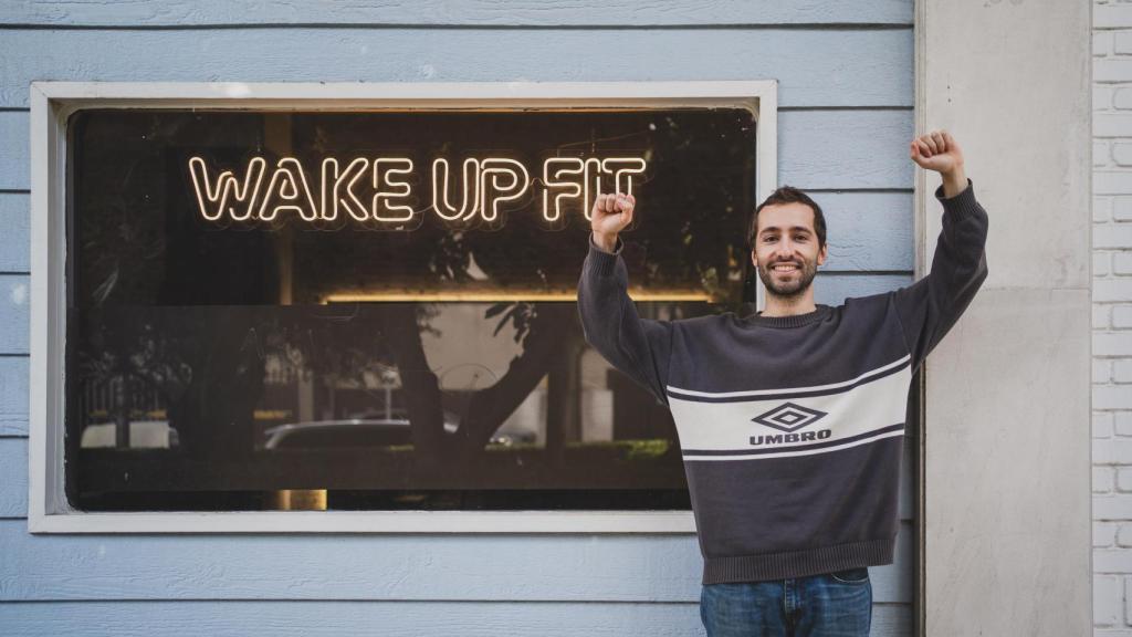 Álvaro Rivas posa delante del gimnasio de su colega.