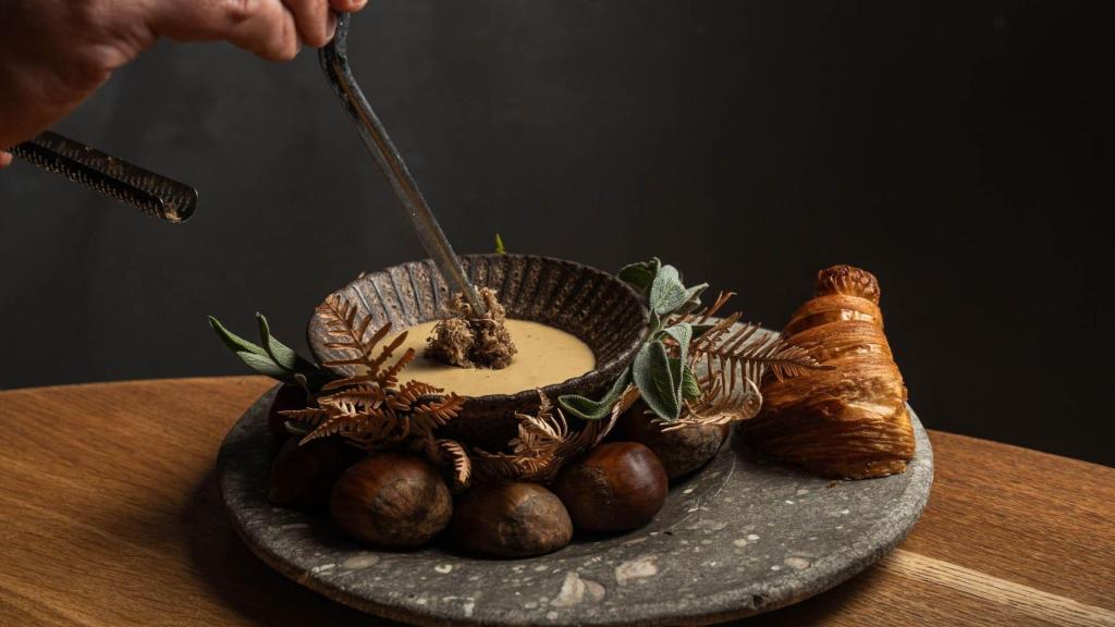 Crema de castañas con trufa Tuber Melanosporum y croissant de Obrar.