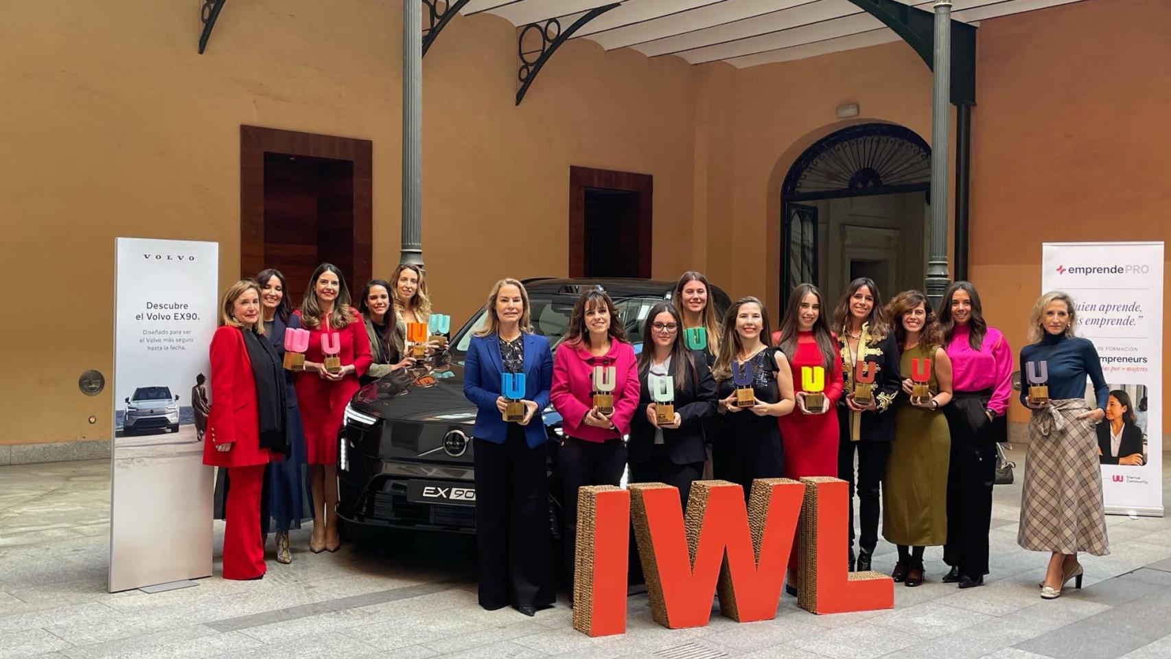 Las Ganadoras de los Premios UU con la Teresa Alarcos